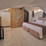 לינה וארוחת בוקר @home 4*