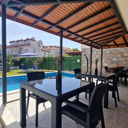 @home לינה וארוחת בוקר 4*